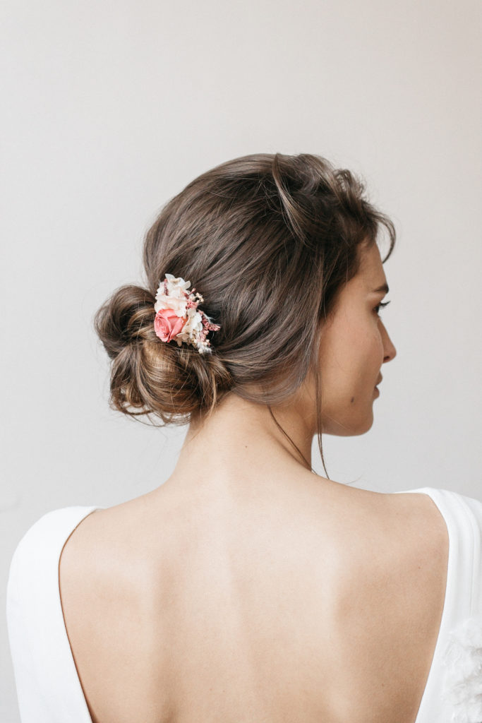 Peigne en fleurs mini Grenat pour la mariée